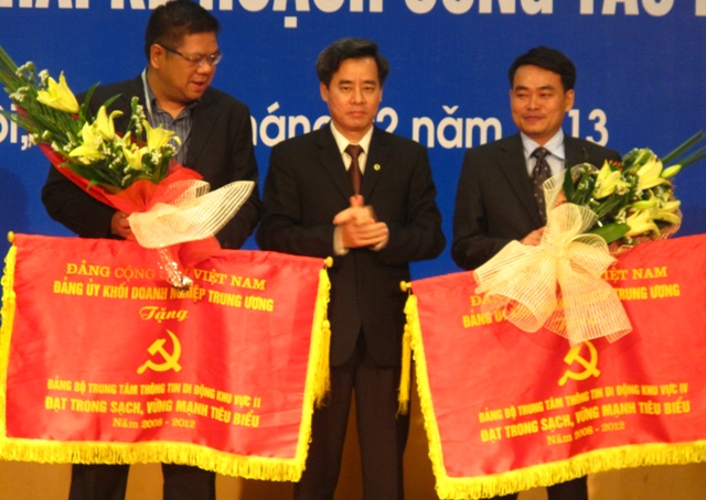 Đồng chí Nguyễn Quang Dương trao cờ thi đua cho các cá nhân và đơn vị đạt thành tích xuất sắc trong năm 2012