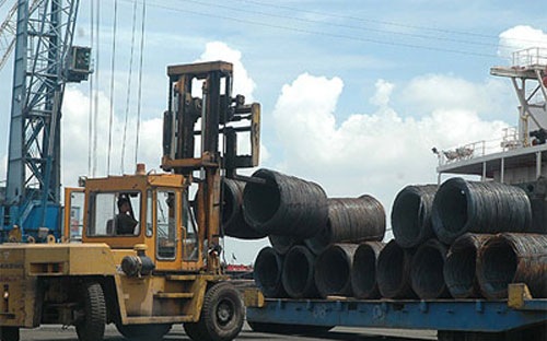 Hiệp hội Thép Việt Nam (VSA) cho biết, năm 2012 ngành thép đã xuất khẩu được hơn 2 triệu tấn với doanh thu gần 2 tỷ USD, nhưng lại mất tới gần 7 tỷ USD để nhập về hơn 10 triệu tấn thép các loại