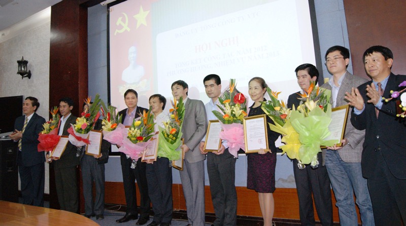Khen thưởng các đơn vị trực thuộc VTC đạt thành tích trong năm 2012.