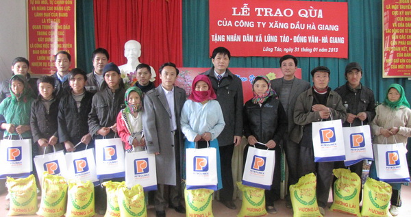 Đại diện Petrolimex Hà Giang cùng chính quyền xã Lũng Táo trao quà tặng các hộ dân nghèo