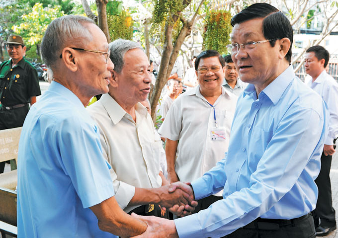 Chủ tịch nước Trương Tấn Sang tiếp xúc cử tri TP.HCM tháng 12-2012 - Ảnh: Minh Đức