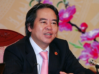 Thống đốc NHNN Nguyễn Văn Bình tại buổi giao lưu trực tuyến đối thoại với nhân dân (2-1-2012).  Ảnh: Chinhphu.vn.