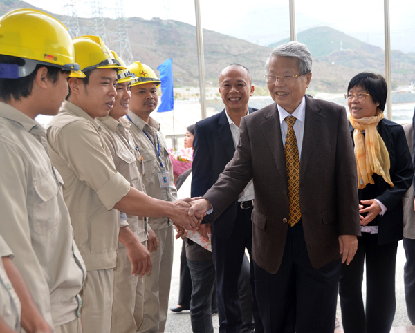 Nguyên Chủ tịch nước Trần Đức Lương đến thăm cán bộ, công nhân viên Thủy điện Sơn La nhân dịp Tết Quý Tỵ 2013