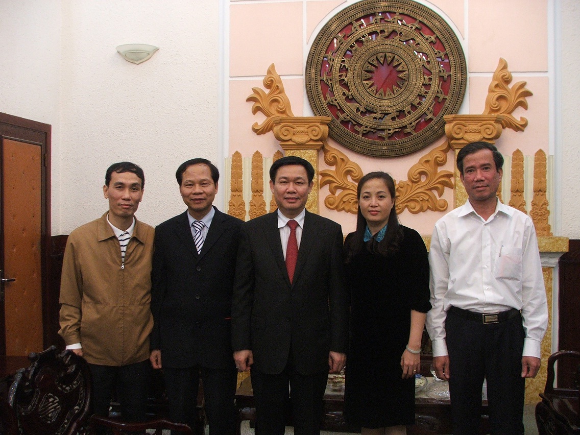 Đại diện Đảng ủy ĐSVN, lãnh đạo Ga Hà Nội đón tiếp đồng chí Vương Đình Huệ.