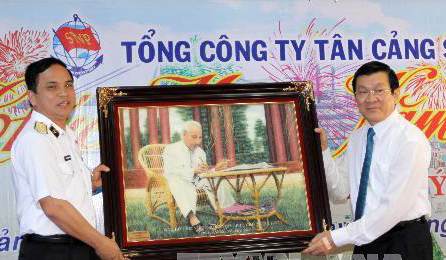 Chủ tịch nước Trương Tấn Sang tặng quà cán bộ, chiến sĩ Tổng Công ty Tân Cảng Sài Gòn.