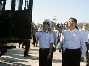 Thủ tướng quan sát hệ thống tên lửa bảo vệ vùng biển.