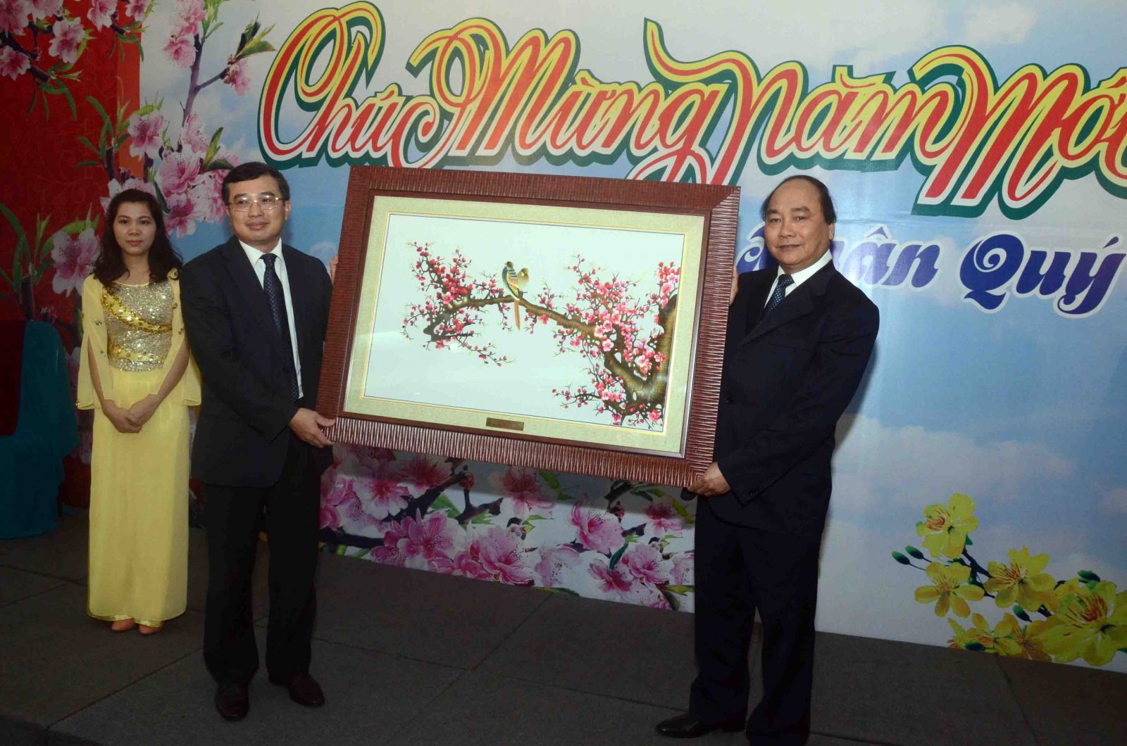 Ông Hoàng Quốc Vượng, chủ tịch HĐTV EVN thay mặt Tập đoàn đón nhận quà lưu niệm đầu năm mới của Phó Thủ tướng Nguyễn Xuân Phúc