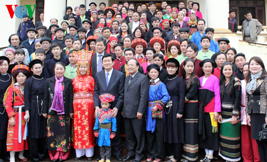 Chủ tịch nước Trương Tấn Sang chụp ảnh lưu niệm với đại diện các dân tộc