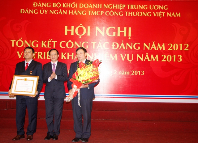 Đồng chí Nguyễn Văn Ngọc, Phó Bí thư Đảng ủy Khối trao Bằng khen cho Đảng bộ Vietinbank