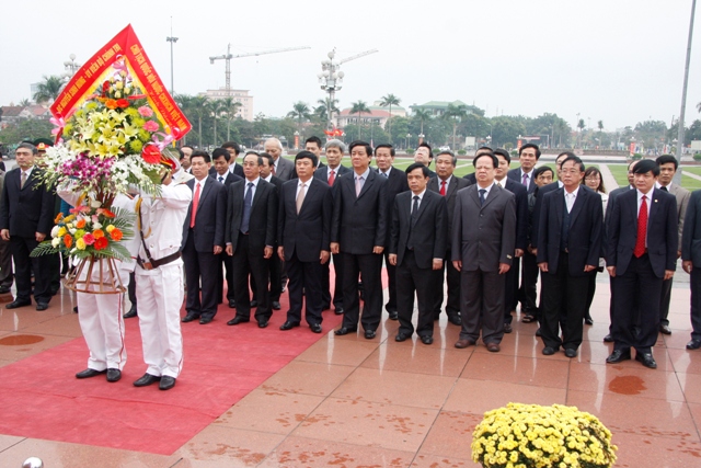 Trước khi diễn ra Hội nghị, Đoàn đại biểu dâng hoa báo công với Bác tại Quảng trường