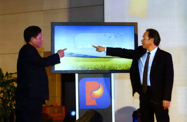 Ông Bùi Ngọc Bảo, Chủ tịch HĐQT và ông Trần Văn Thịnh (bên trái), Tổng giám đốc Petrolimex khởi động Thương hiệu mới