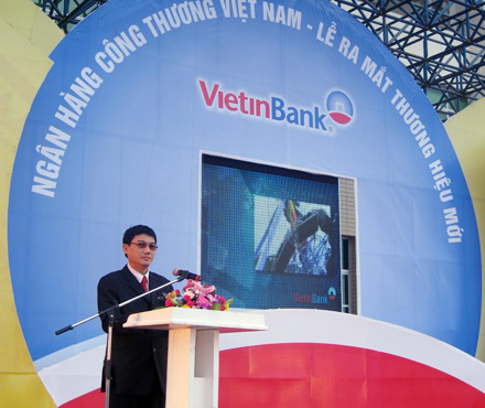Chủ tịch HĐQT Phạm Huy Hùng công bố ra mắt thương hiệu VietinBank vào năm 2008. 