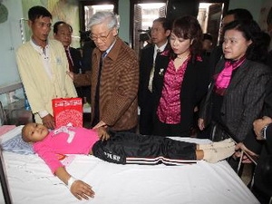 Tổng Bí thư Nguyễn Phú Trọng thăm, tặng quà bệnh nhi tại Khoa Ung bướu (Bệnh viện Nhi Trung ương).