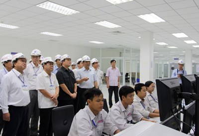 Phó Thủ  tướng Hoàng Trung Hải kiểm tra quy trình vận hành Nhà máy Đạm Cà Mau