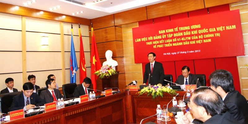Đồng chí Vương Đình Huệ, Ủy viên Trung ương Đảng, Trưởng Ban Kinh tế Trung ương chủ trì buổi làm việc.