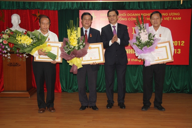 Đồng chí Nguyễn Văn Ngọc, Phó Bí thư Đảng ủy Khối trao Huy hiệu 30 năm Tuổi đảng cho các đồng chí ở Đảng ủy Tổng Công ty Thuốc lá Việt Nam