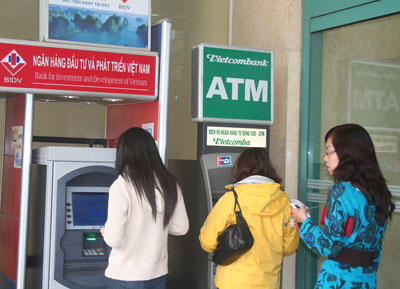 Từ ngày 1-3, các ngân hàng được thu phí rút tiền mặt đối với các giao dịch nội mạng (giao dịch trên máy ATM của ngân hàng phát hành thẻ)
