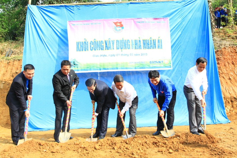 Lãnh đạo Đảng ủy Khối và Trung ương Đoàn khởi công xây dựng Nhà nhân ái tại xã Giáo Hiệu, huyện Pắc Nậm