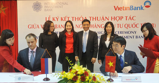 Phó Chủ tịch IIB Vladimir Liventsev và Phó Tổng giám đốc VietinBank Nguyễn Đức Thành ký thỏa thuận hợp tác.