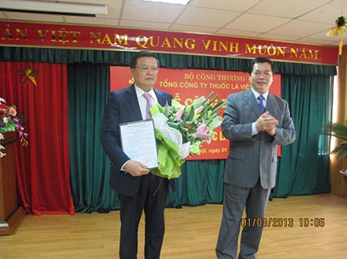 Bộ trưởng Vũ Huy Hoàng trao Quyết định bổ nhiệm Đ/c Vũ Văn Cường giữ chức vụ Chủ tịch HĐTV TCT Thuốc lá VN.