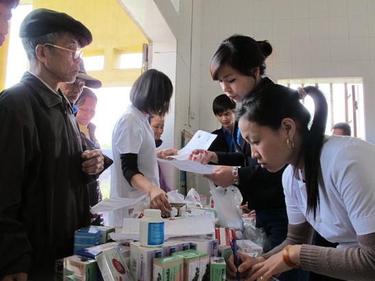 Đoàn viên thanh niên các đơn vị tham gia cấp phát thuốc cho bệnh nhân nghèo