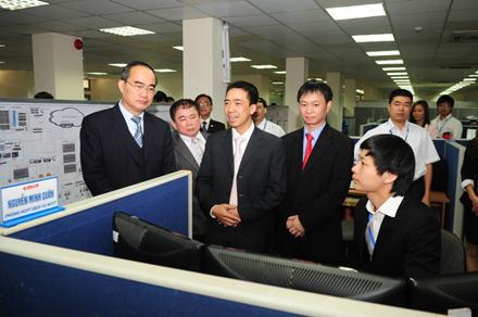 Phó Thủ tướng Nguyễn Thiện Nhân thăm và làm việc với Học viện Công nghệ Bưu chính Viễn thông sáng 6-3.   