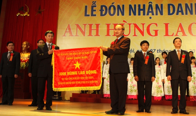 Đồng chí Nguyễn Thiện Nhân - Phó thủ tướng Chính phủ, thay mặt Đảng, Nhà nước trao tặng danh hiệu Anh hùng Lao động cho Học viện Bưu chính Viễn thông sáng 7-3-2013