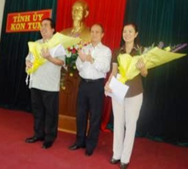 Đồng chí Trần Văn Minh, Ủy viên Trung ương Đảng,  Phó Trưởng Ban Tổ chức Trung ương (đứng giữa),  trao Quyết định cho các đồng chí được điều động, bổ nhiệm