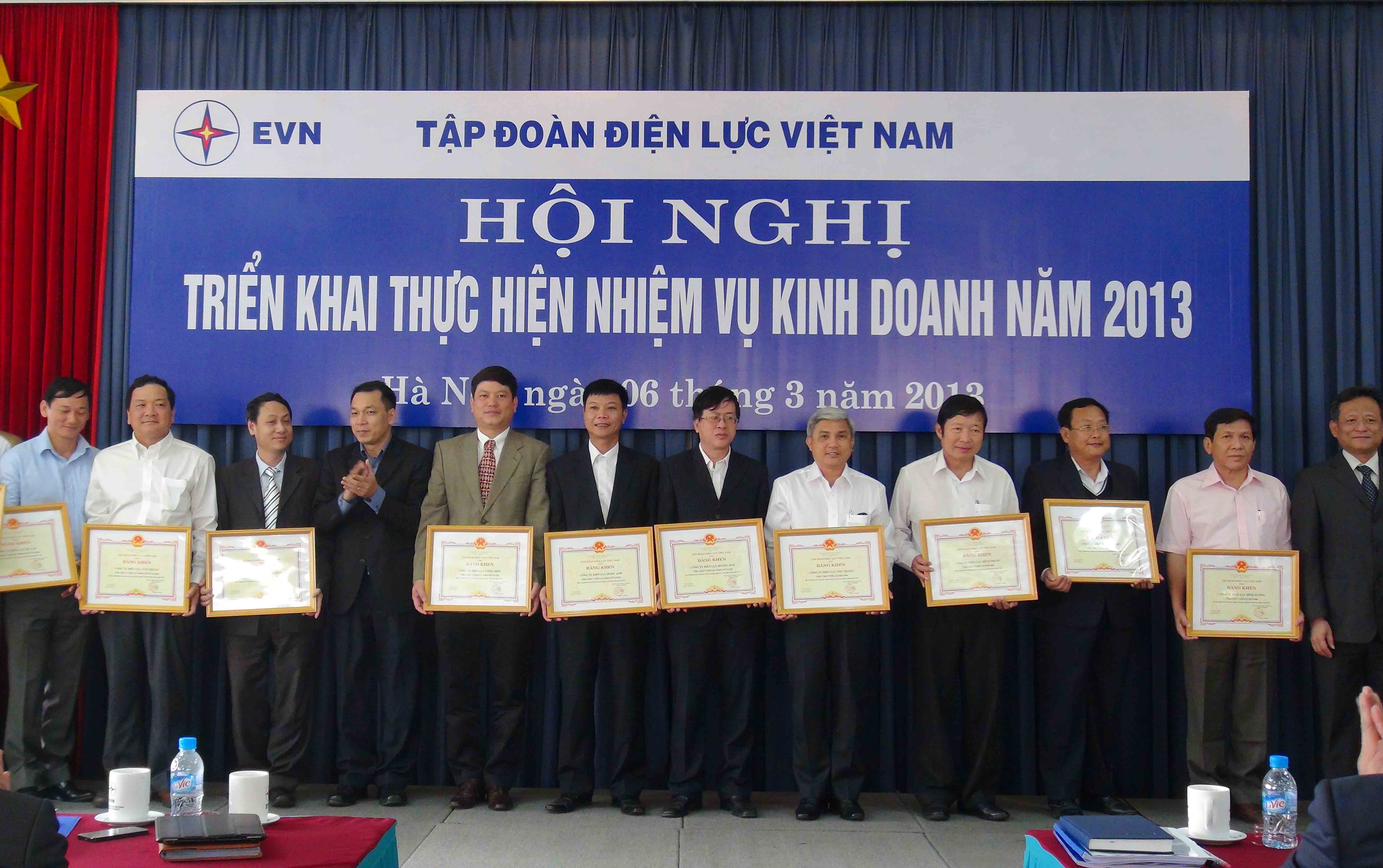 Phó TGĐ Đặng Hoàng An và Phó TGĐ Nguyễn Tấn Lộc trao bằng khen cho các  đơn vị thực hiện tốt nhiệm vụ SXKD năm 2012 - Ảnh: T.Hà
