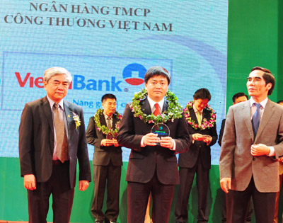 Đại diện VietinBank nhận Biểu tượng của chương trình