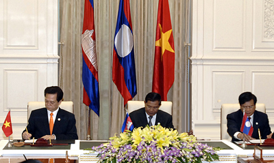 hủ tướng Nguyễn Tấn Dũng, Thủ tướng Vương quốc Campuchia Hunsen và Thủ tướng CHDCND Lào Bouasone Bouphavanh ký Tuyên bố chung tại Hội nghị CLV lần thứ 6 tổ chức tại Phnom Penh, Campuchia tháng 11/2010