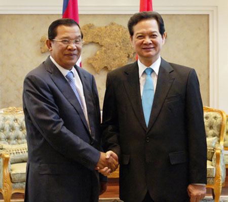 Thủ tướng Nguyễn Tấn Dũng và Thủ tướng Campuchia Hun Sen trong cuộc hội kiến sáng 12/3