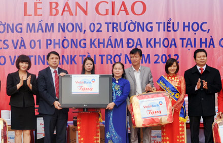 Phó Tổng giám đốc Nguyễn Văn Du trao quà tặng tại huyện Yên Minh. 