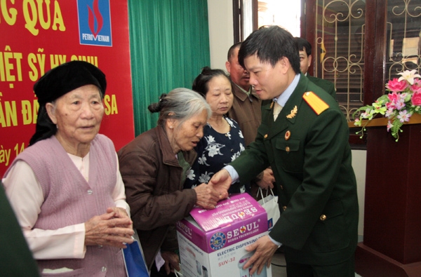 Đoàn công tác của Hội Cựu chiến binh Tập đoàn Dầu khí Quốc gia Việt Nam trao qùa cho thân nhân các liệt sĩ đảo Gạc Ma tại Thái Bình