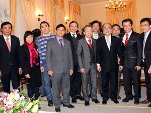 Chủ tịch Quốc hội Nguyễn Sinh Hùng chụp ảnh lưu niệm với đại diện cộng đồng.