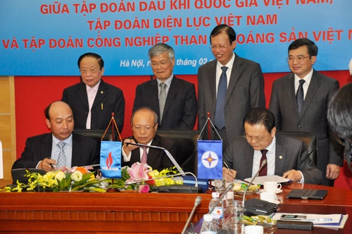 Chủ tịch Hiệp hội Năng lượng Việt Nam Trần Viết Ngãi (trái) và lãnh đạo 3 Tập đoàn TKV, PVN, EVN chứng kiến ký thỏa thuận hợp tác