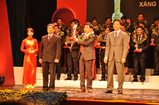 Chủ tịch HĐQT PV Oil Thái Bình Nguyễn Viết Chấn nhận giải thưởng Chất lượng Quốc gia 2012
