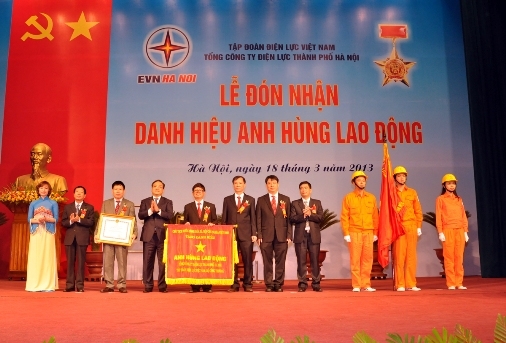 Phó Thủ tướng Hoàng Trung Hải trao tặng Danh hiệu Anh hùng Lao động cho đại diện EVN HANOI