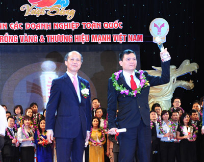 Đại diện VietinBank, Phó Tổng giám đốc Phạm Huy Thông nhận giải Top Ten Thương hiệu mạnh Việt Nam. 