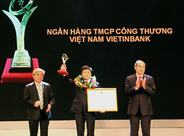 Đại diện VietinBank, Phó Tổng giám đốc Lê Đức Thọ nhận giải Vàng Chất lượng Quốc gia. Ảnh: Diệu Linh