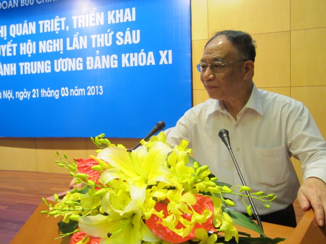 Đồng chí Hoàng Chí Bảo, Uỷ viên Hội đồng lý luận Trung ương truyền đạt nội dung Nghị quyết