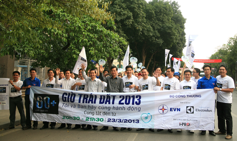  Các đồng chí lãnh đạo cùng các bạn sinh viên tình nguyện tham dự đoàn đi bộ diễu hành - Ảnh: PC