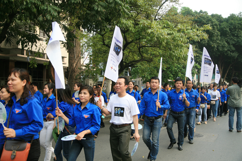  Đoàn diễu hành đi quanh bờ Hồ Hoàn Kiếm, hô vang khẩu hiệu Giờ trái đất 2013: 