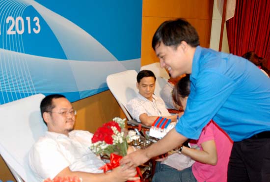Đồng chí Phan Hoài Nam, Bí thư Đoàn Thanh niên Tập đoàn VNPT tặng hoa  động viên đoàn viên tham gia hiến máu. Ảnh: PC