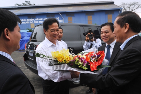 Chủ tịch HĐTV Tập đoàn Nguyễn Ngọc Sự và Tổng GĐ Công ty Đóng tàu Sông Cấm Phạm Mạnh Hà tặng hoa nhân chuyến thăm của Thủ tướng Chính phủ Nguyễn Tấn Dũng.