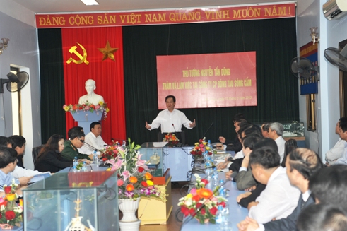 Thủ tướng Nguyễn Tấn Dũng phát biểu với cán bộ CNV Công ty CP Đóng tàu Sông Cấm