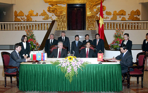 Thủ tướng Nguyễn Tấn Dũng và ông Vitor Borisovich Khristenko chứng kiến lễ ký thông báo chung giữa hai trưởng đoàn đàm phán