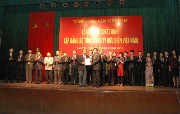 Phó Bí thư Đảng ủy Khối DN Trung ương Nguyễn Quang Dương trao Quyết định Lập Đảng bộ Tổng Công ty Bưu Điện Việt Nam cho Ban chấp hành mới được chỉ định