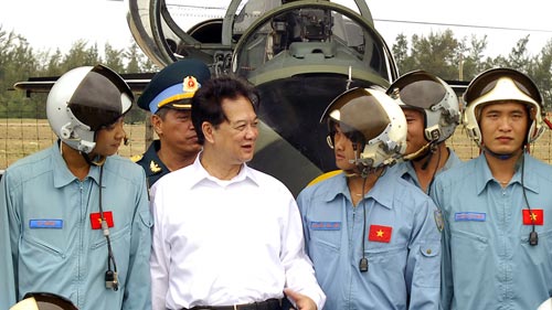 Thủ tướng Nguyễn Tấn Dũng trò chuyện cùng các chiến sĩ phi công Trung đoàn Không quân 910