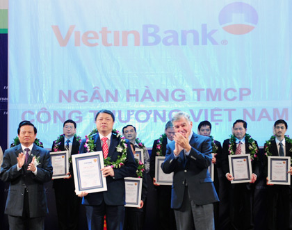 Đại diện VietinBank, Phó Tổng giám đốc Nguyễn Văn Du nhận Chứng nhận FAST500 từ Ban Tổ chức.